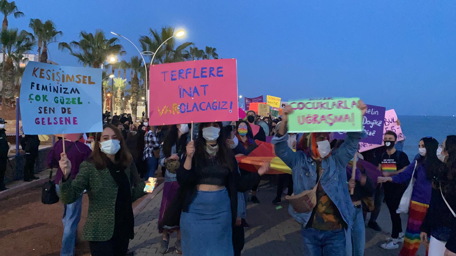 fotograflarla-mersin-feminist-gece-yuruyusu-lezbiyen-mezbiyenler-vardir-10