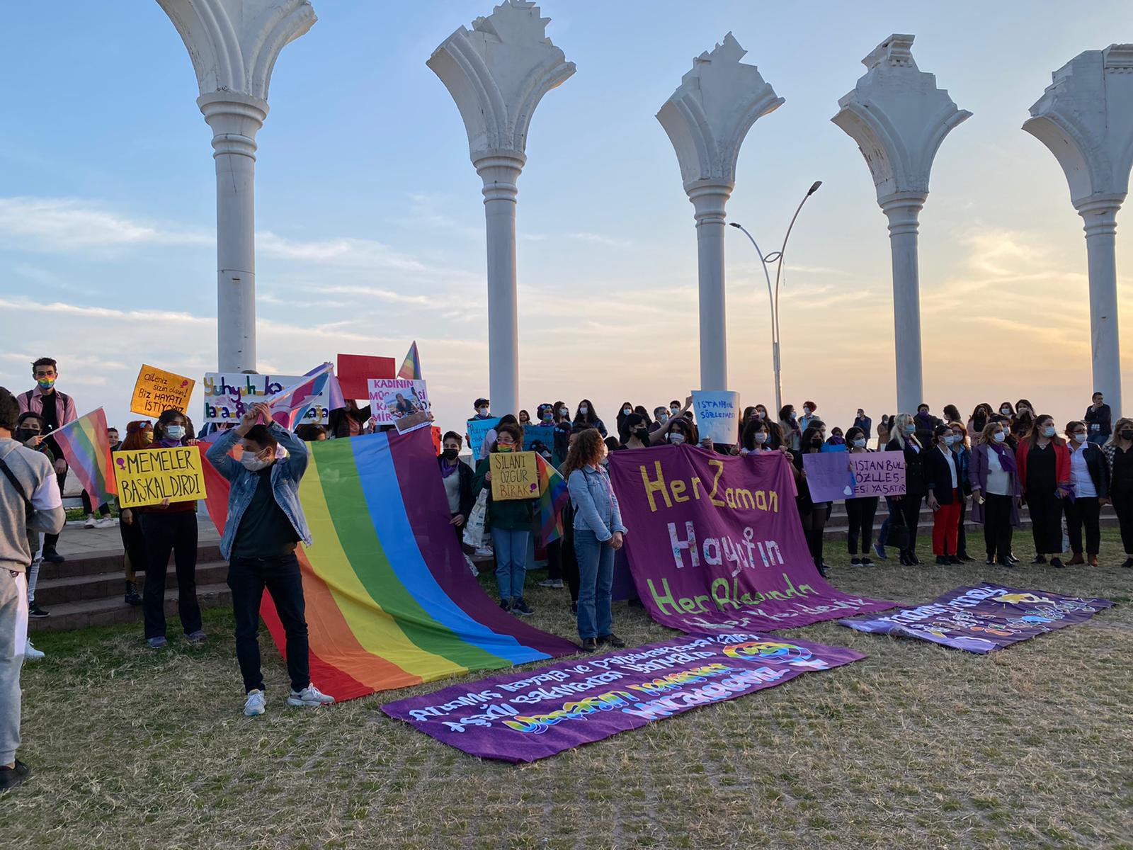 fotograflarla-mersin-feminist-gece-yuruyusu-lezbiyen-mezbiyenler-vardir-2 fotograflarla-mersin-feminist-gece-yuruyusu-lezbiyen-mezbiyenler-vardir-2