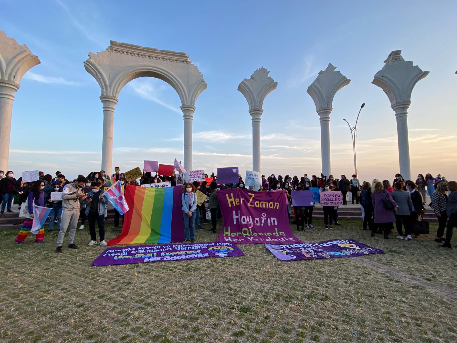 fotograflarla-mersin-feminist-gece-yuruyusu-lezbiyen-mezbiyenler-vardir-3 fotograflarla-mersin-feminist-gece-yuruyusu-lezbiyen-mezbiyenler-vardir-3