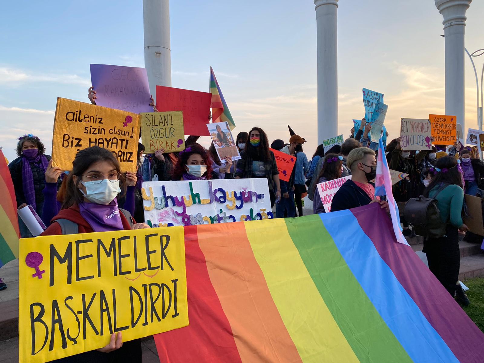 fotograflarla-mersin-feminist-gece-yuruyusu-lezbiyen-mezbiyenler-vardir-5 fotograflarla-mersin-feminist-gece-yuruyusu-lezbiyen-mezbiyenler-vardir-5