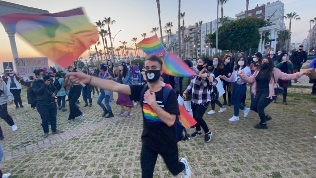fotograflarla-mersin-feminist-gece-yuruyusu-lezbiyen-mezbiyenler-vardir-7 fotograflarla-mersin-feminist-gece-yuruyusu-lezbiyen-mezbiyenler-vardir-7