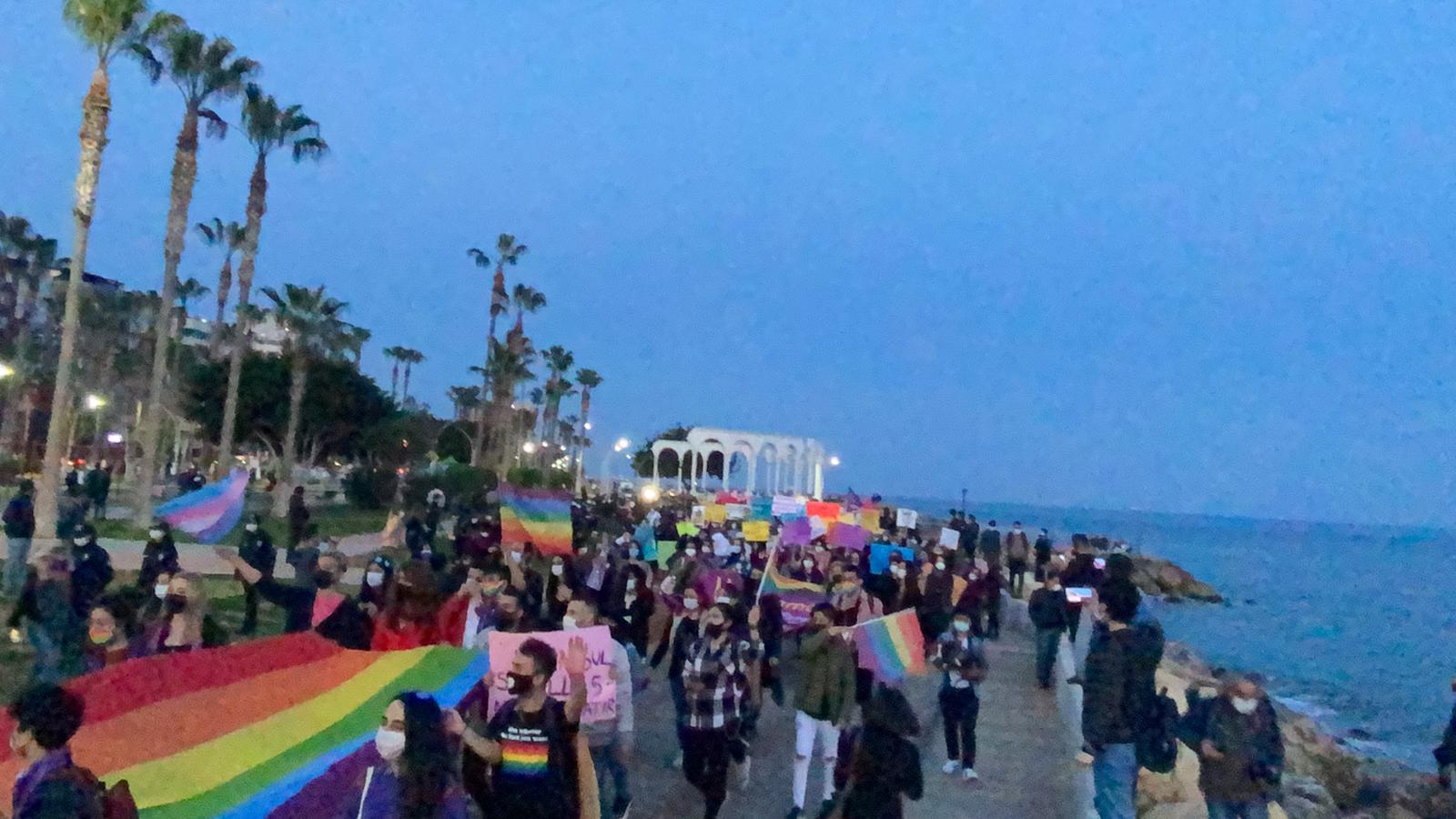 fotograflarla-mersin-feminist-gece-yuruyusu-lezbiyen-mezbiyenler-vardir-8 fotograflarla-mersin-feminist-gece-yuruyusu-lezbiyen-mezbiyenler-vardir-8