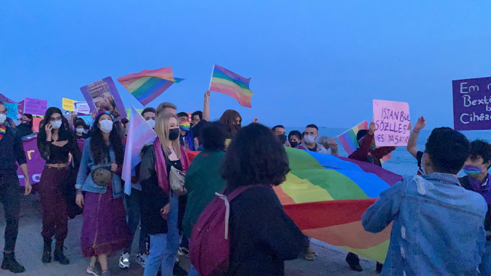 fotograflarla-mersin-feminist-gece-yuruyusu-lezbiyen-mezbiyenler-vardir-9 fotograflarla-mersin-feminist-gece-yuruyusu-lezbiyen-mezbiyenler-vardir-9