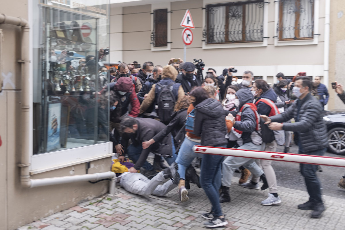 gozaltina-alinan-foto-muhabir-sener-yilmaz-aslan-in-objektifinden-buyuk-kadin-bulusmasi-6 gozaltina-alinan-foto-muhabir-sener-yilmaz-aslan-in-objektifinden-buyuk-kadin-bulusmasi-6
