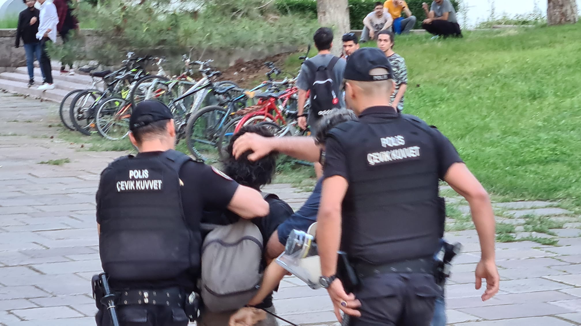 hedef-gostermeye-polis-saldirisi-ve-gozaltilara-ragmen-10-odtu-onur-yuruyusu-gerceklesti-4 hedef-gostermeye-polis-saldirisi-ve-gozaltilara-ragmen-10-odtu-onur-yuruyusu-gerceklesti-4