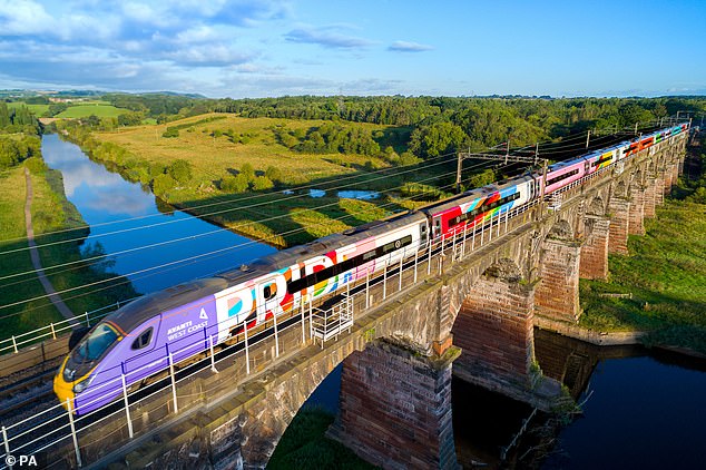 ingiltere-de-gurur-treni-ilk-seferini-yapti-1