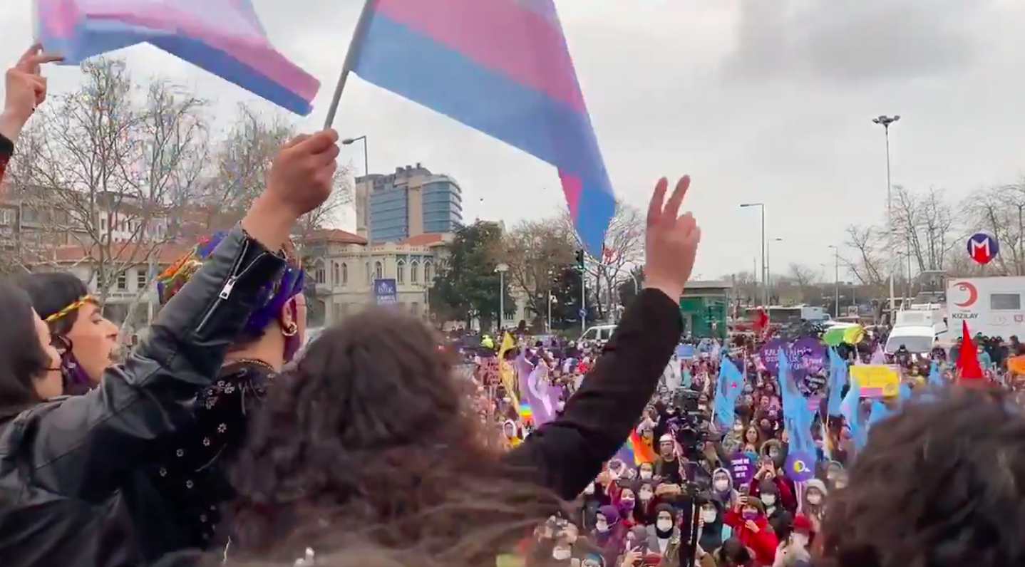 istanbul-8-mart-eylemlerinde-lgbti-pankartlari-trans-ve-gokkusagi-bayraklari-ile-semsiyelere-polis-engeli-2