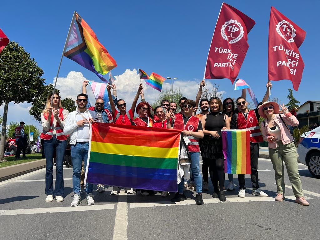 istanbul-da-1-mayis-yasasin-seks-iscileri-1 istanbul-da-1-mayis-yasasin-seks-iscileri-1