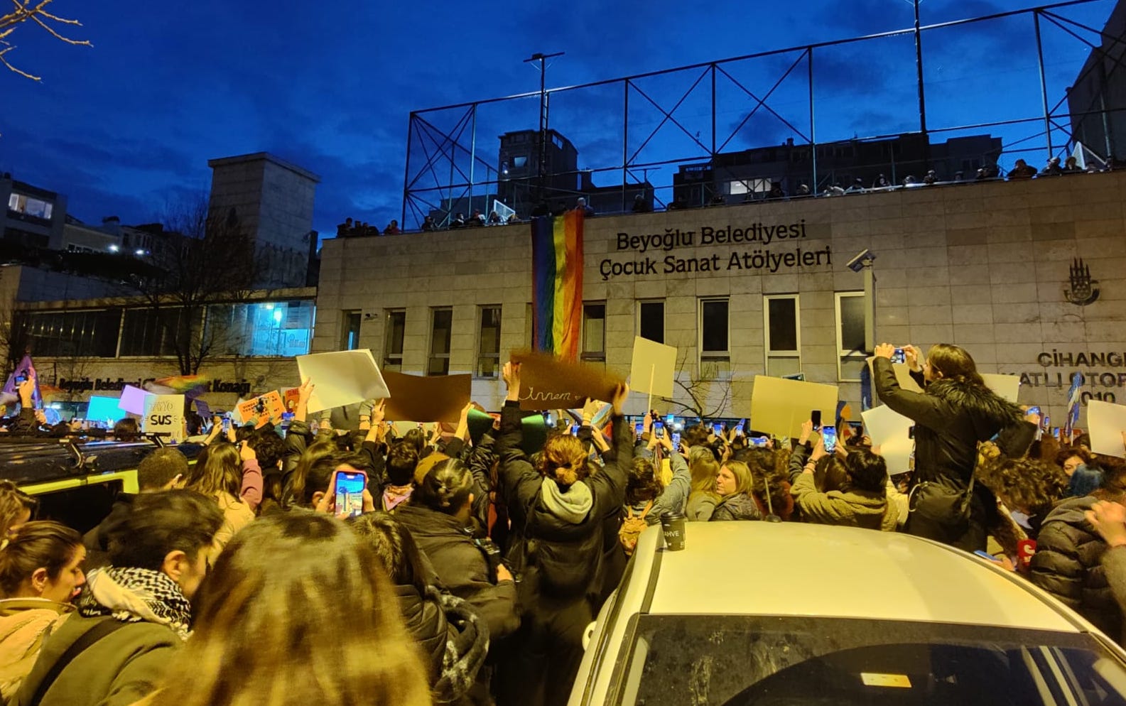 istanbul-da-feministler-barikatlari-asti-ofkeliyiz-yastayiz-isyandayiz-1