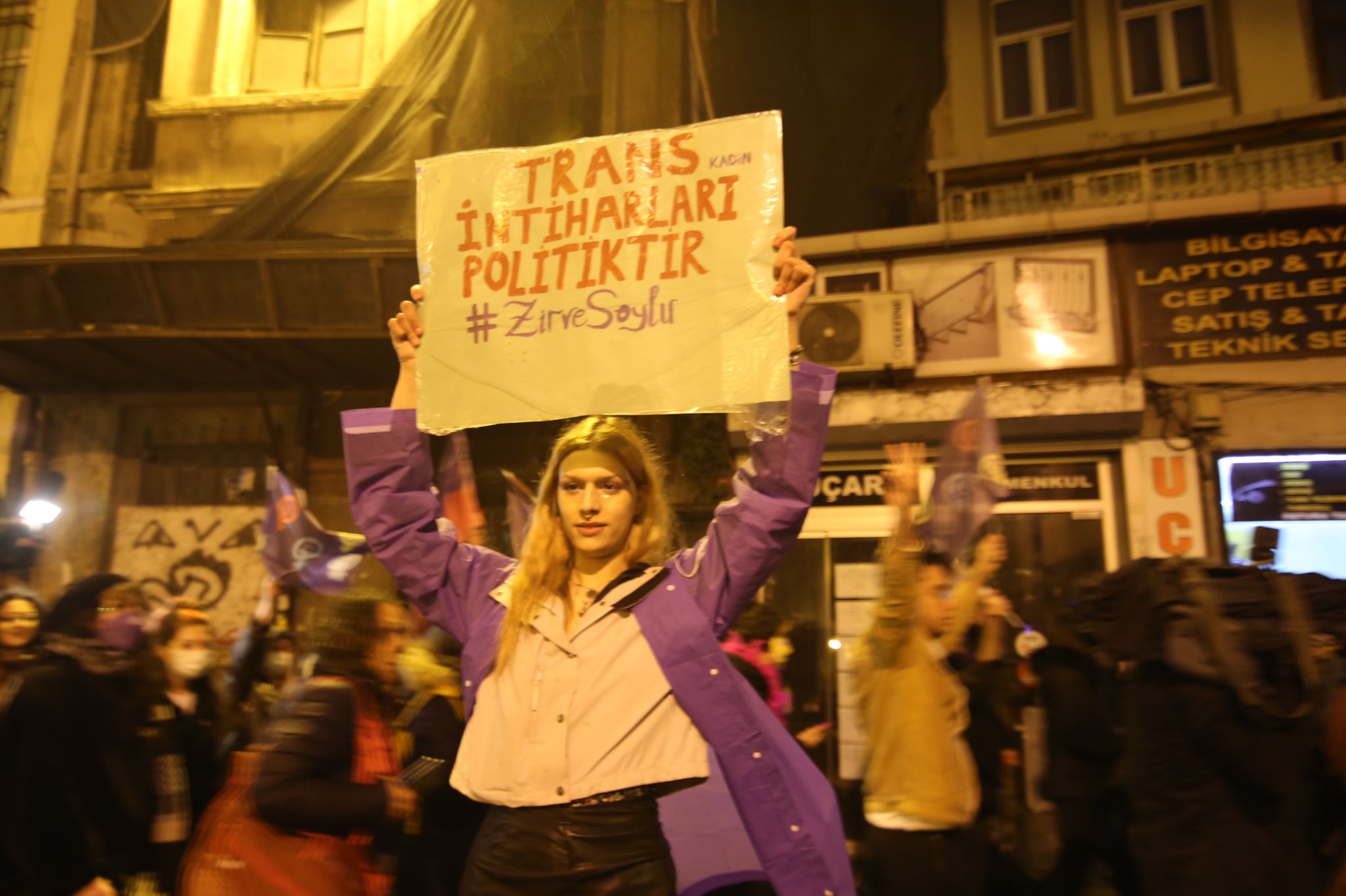 istanbul-da-geceyi-feminist-yuruyus-aydinlatti-bitmeyecek-bu-isyan-2