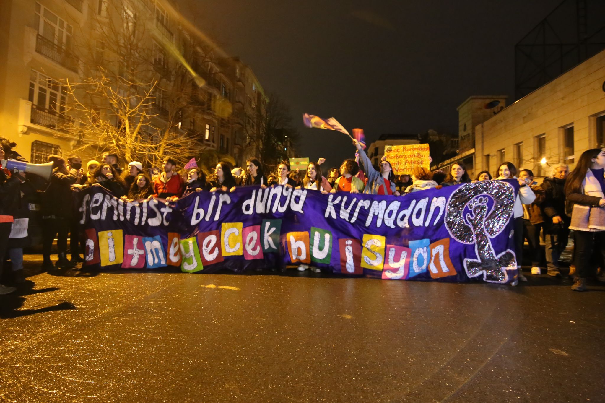 istanbul-da-geceyi-feminist-yuruyus-aydinlatti-bitmeyecek-bu-isyan-3