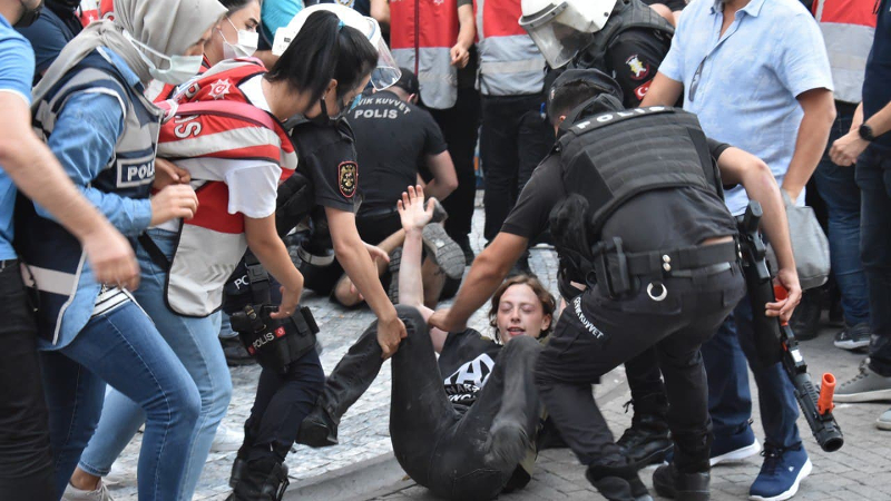 istanbul-da-suruc-anmasina-polis-saldirdi-1 istanbul-da-suruc-anmasina-polis-saldirdi-1