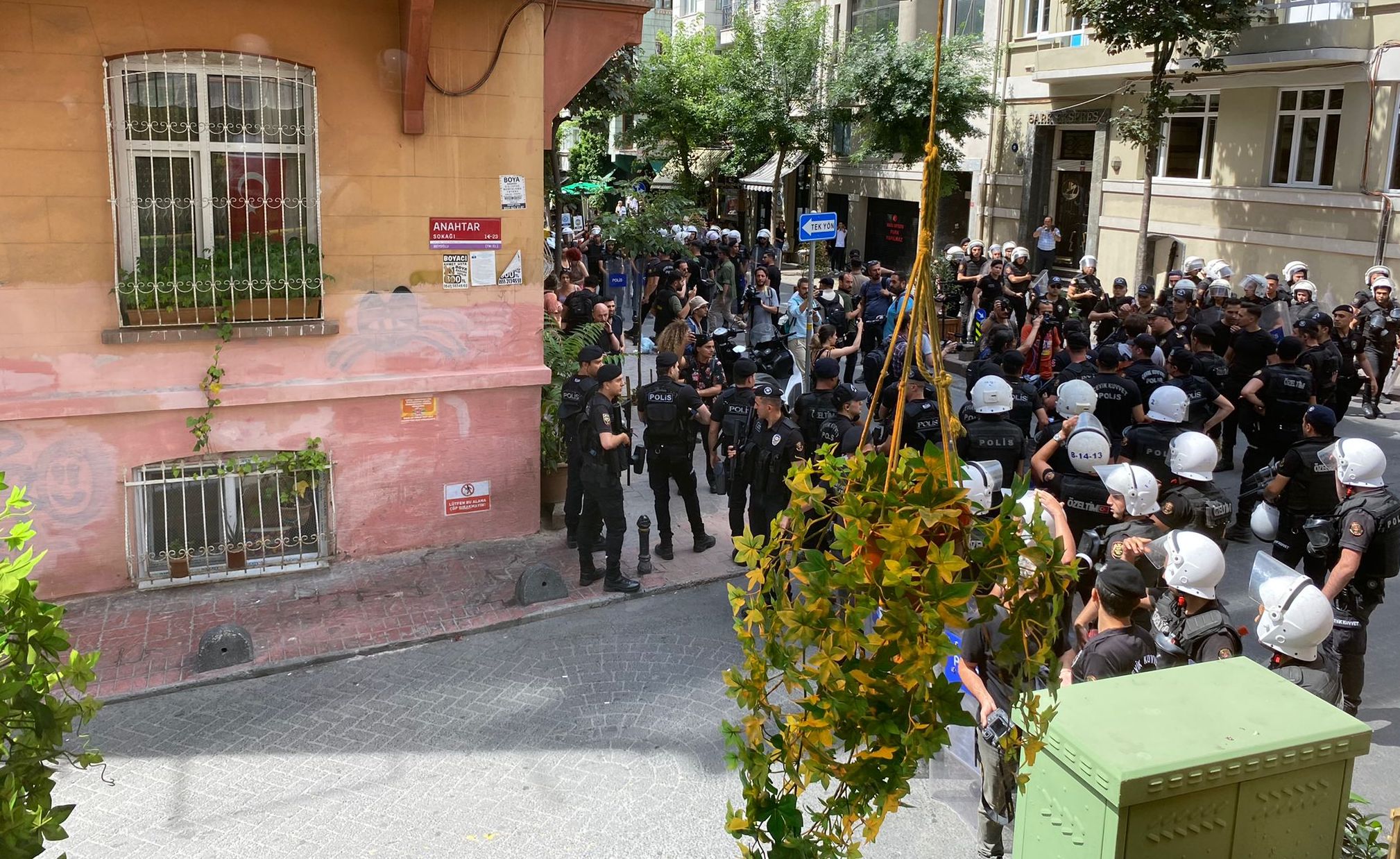 istanbul-onur-yuruyusu-polis-kafelerde-oturan-lgbti-lara-ve-basina-saldirdi-1 istanbul-onur-yuruyusu-polis-kafelerde-oturan-lgbti-lara-ve-basina-saldirdi-1