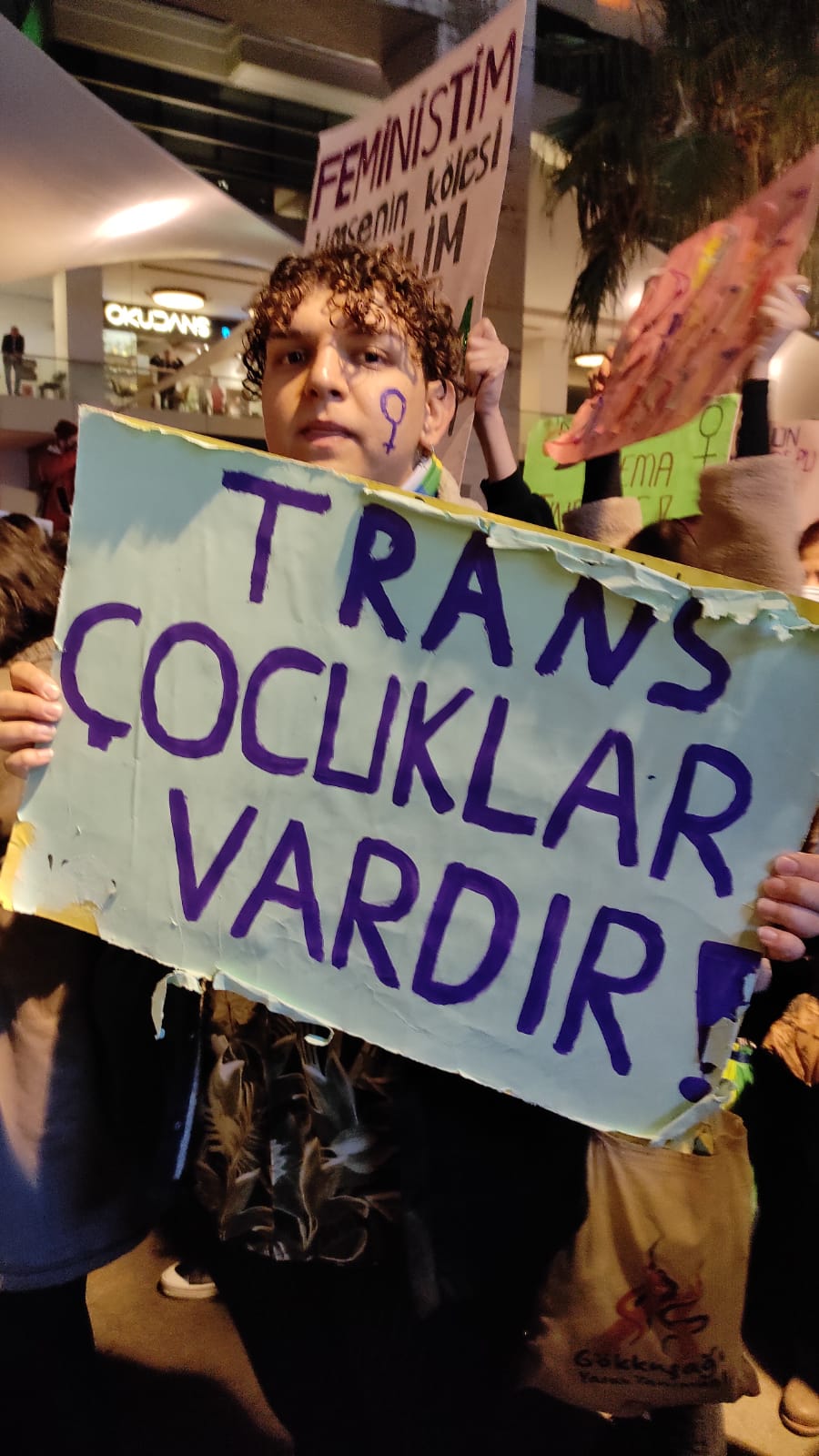 izmir-de-barikata-yikik-diyorlar-feminist-gece-yuruyusu-1 izmir-de-barikata-yikik-diyorlar-feminist-gece-yuruyusu-1