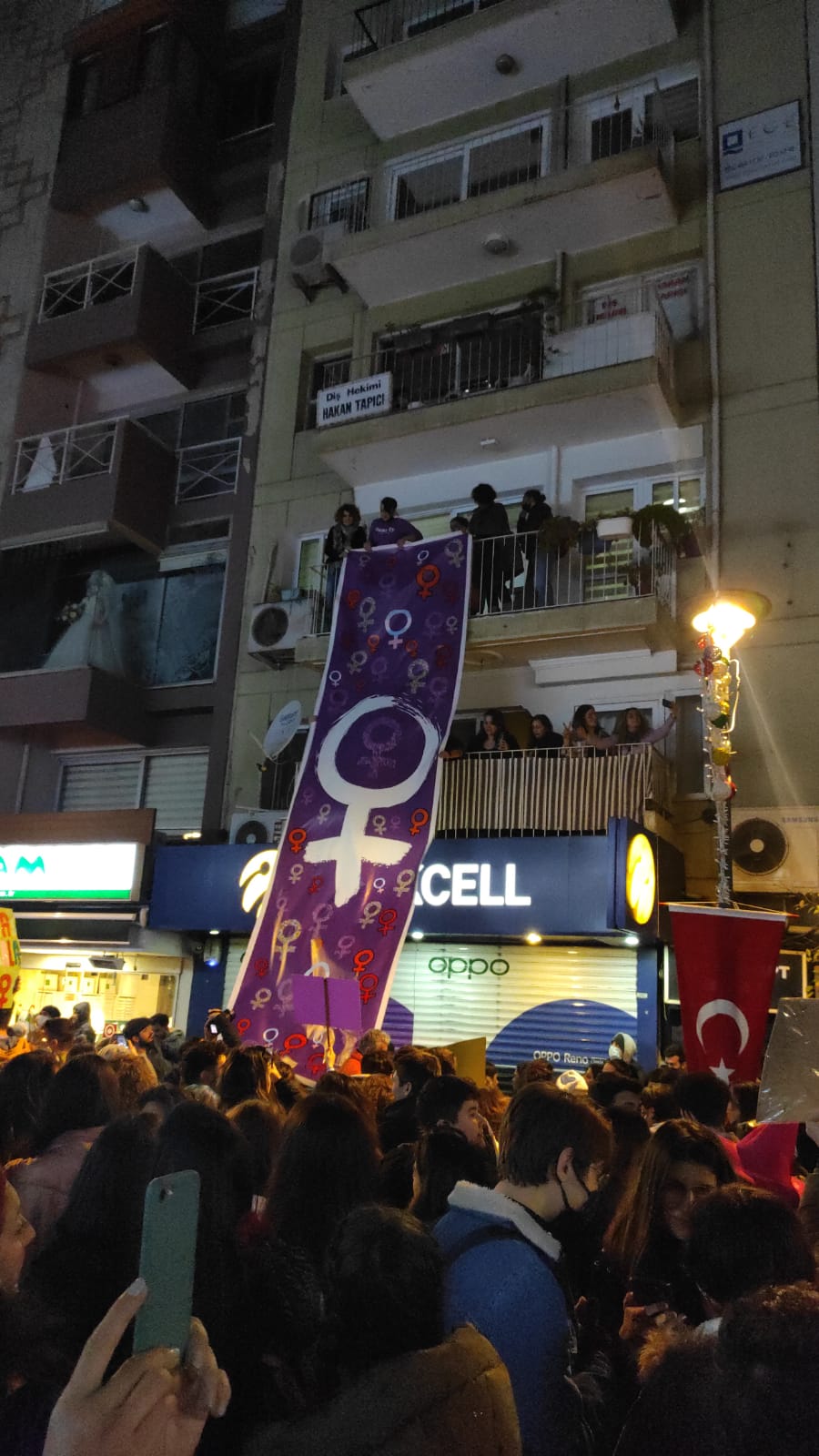izmir-de-barikata-yikik-diyorlar-feminist-gece-yuruyusu-4 izmir-de-barikata-yikik-diyorlar-feminist-gece-yuruyusu-4