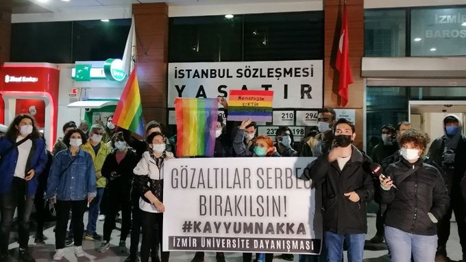 izmir-de-bogazici-ne-destek-icin-onur-yuruyusune-polis-saldirdi-1 izmir-de-bogazici-ne-destek-icin-onur-yuruyusune-polis-saldirdi-1