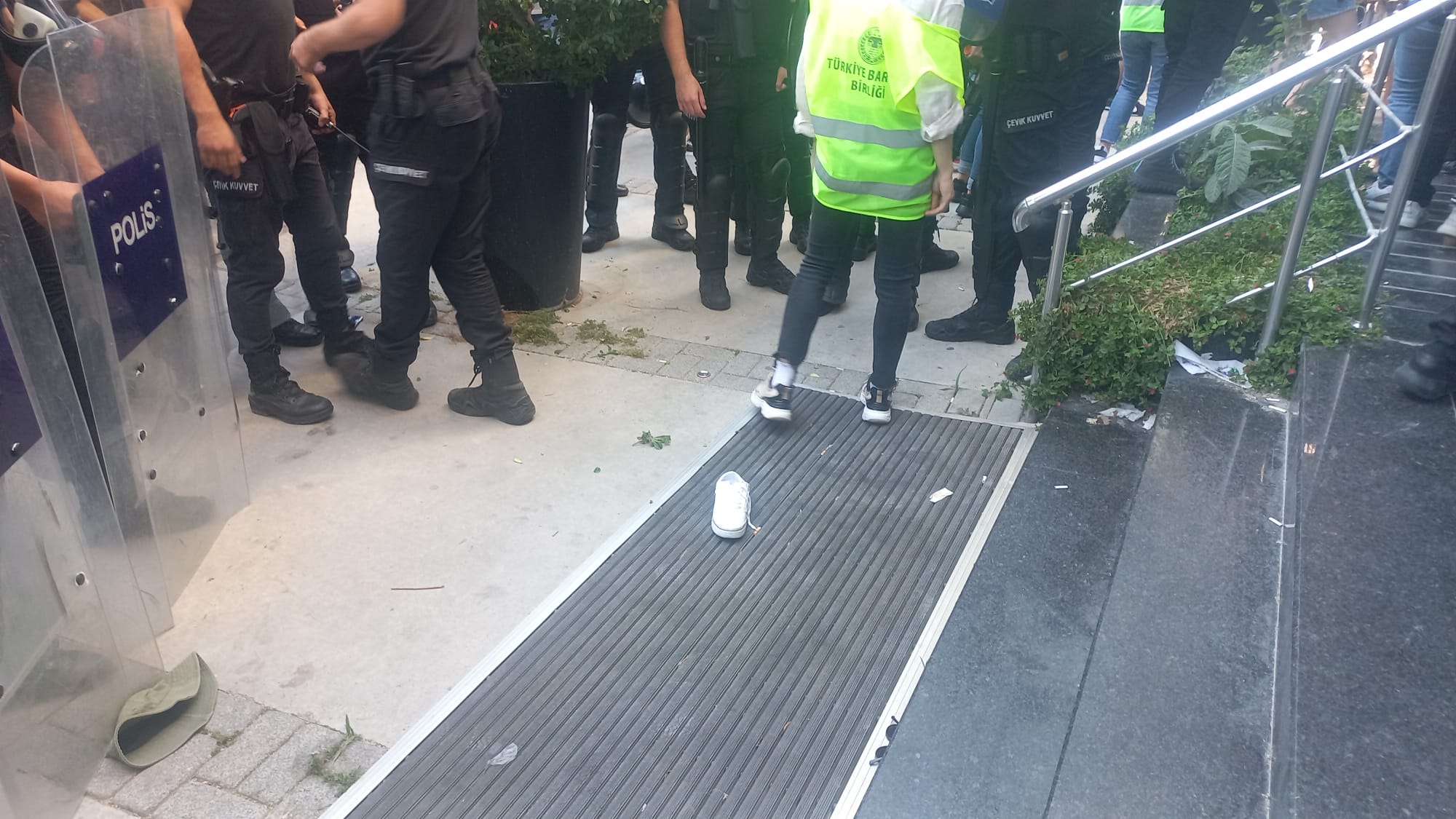 izmir-de-polis-saldirdi-lubunyalar-direndi-1 izmir-de-polis-saldirdi-lubunyalar-direndi-1