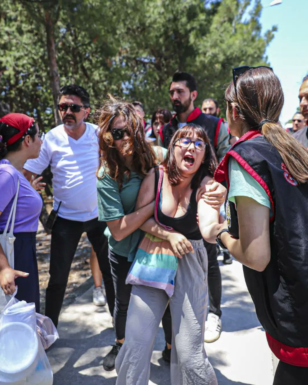 izmir-polisi-onur-piknigi-avinda-1 izmir-polisi-onur-piknigi-avinda-1