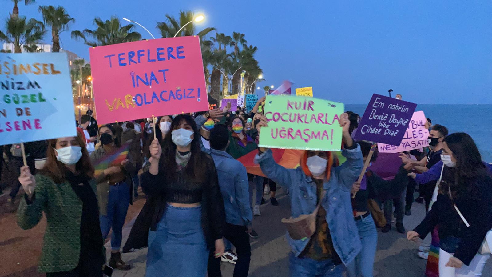 kaosgl-org-objektifinden-dort-bir-yanda-8-mart-itaat-etmiyoruz-alisin-gitmiyoruz-11 kaosgl-org-objektifinden-dort-bir-yanda-8-mart-itaat-etmiyoruz-alisin-gitmiyoruz-11