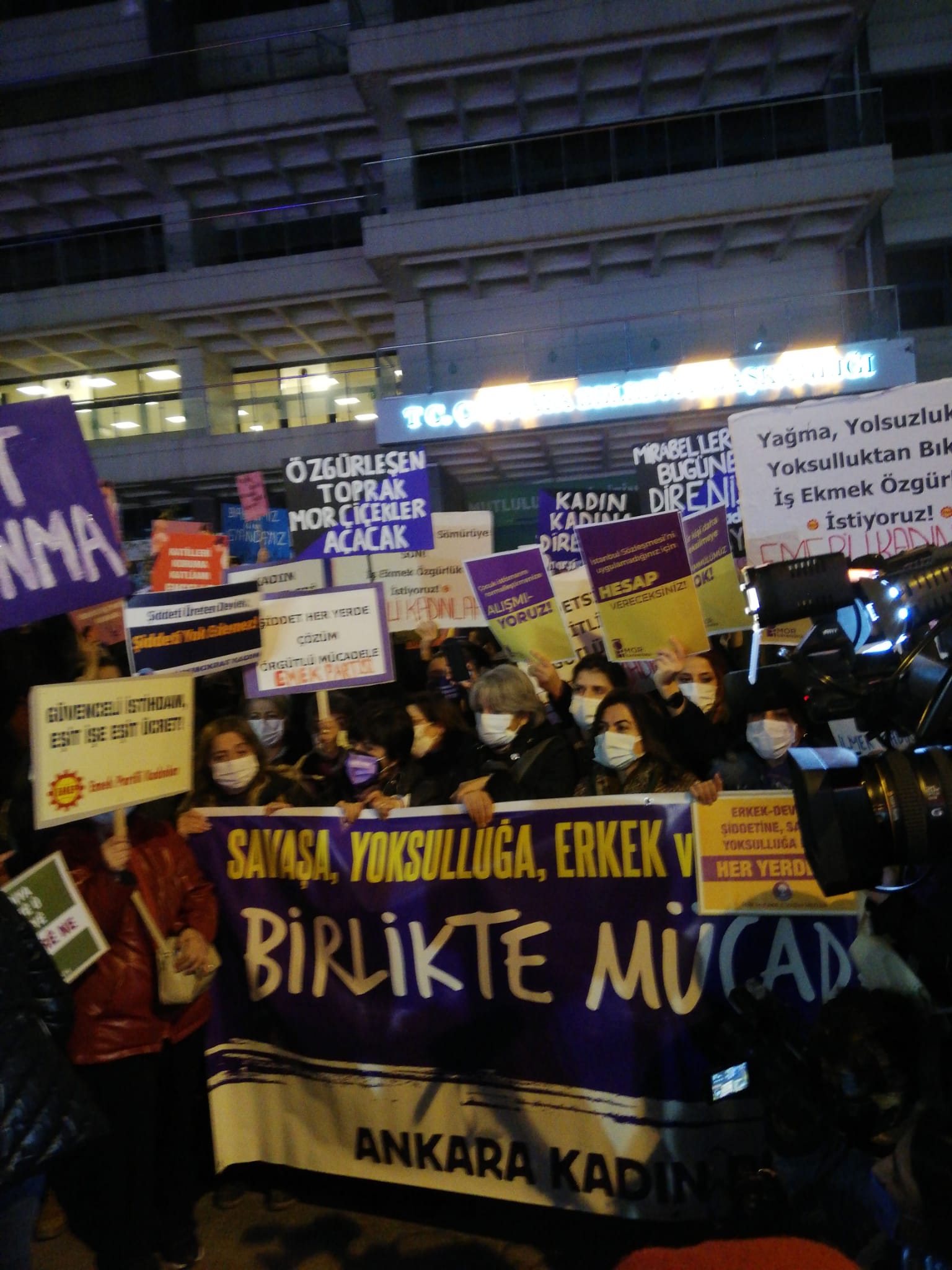 katledilen-tum-kadin-ve-lgbti-larin-isyaniyla-sokaklardayiz-4 katledilen-tum-kadin-ve-lgbti-larin-isyaniyla-sokaklardayiz-4
