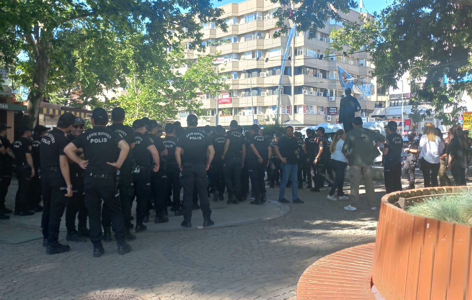 lgbti-dusmanlarini-kanatlarinin-altina-alan-polis-onur-yuruyusu-ne-saldirdi-1