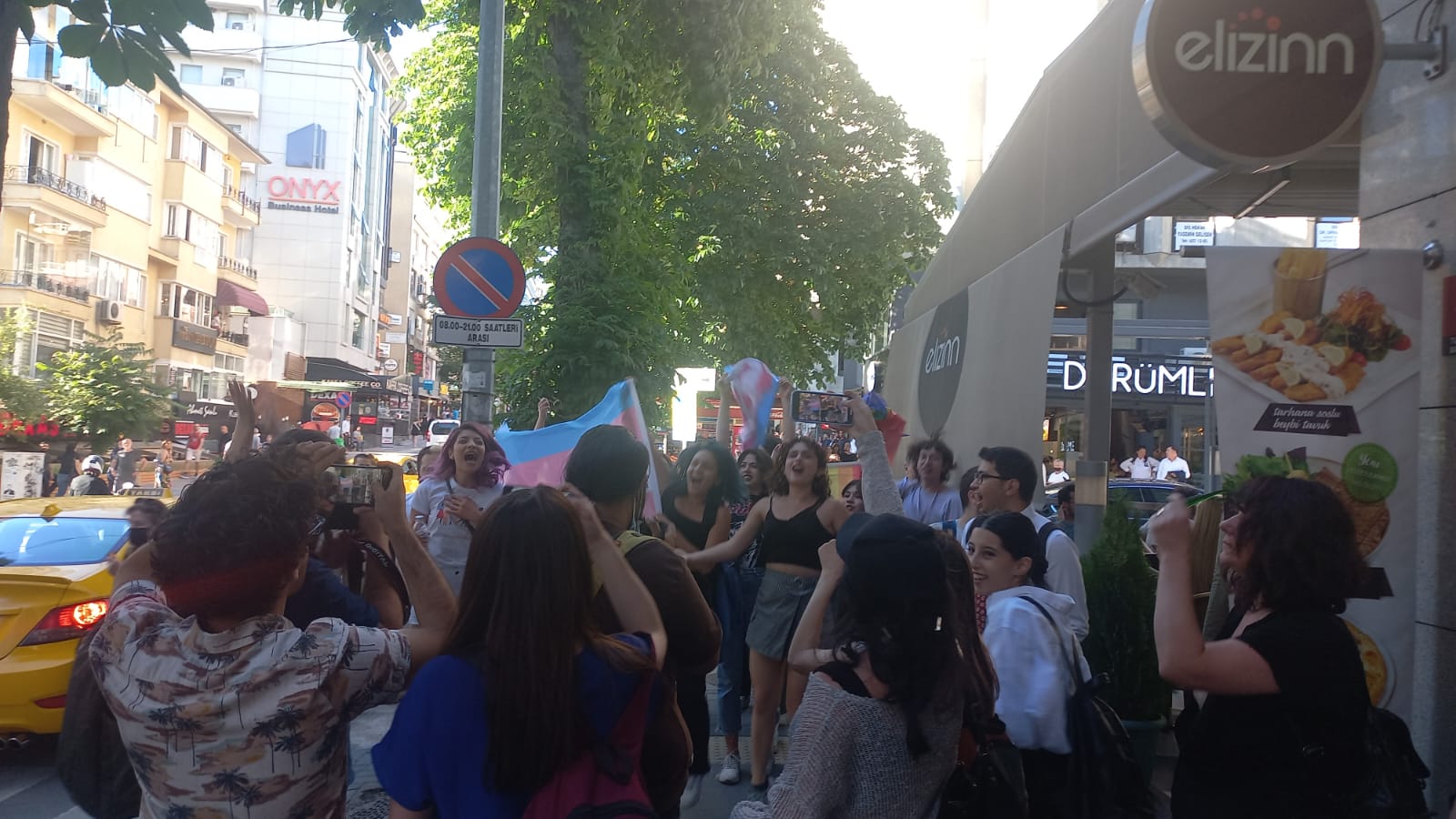 lgbti-dusmanlarini-kanatlarinin-altina-alan-polis-onur-yuruyusu-ne-saldirdi-2