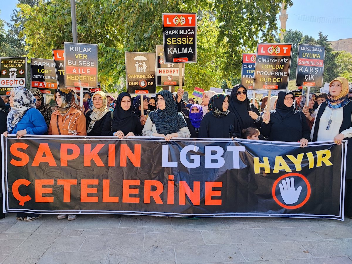 lgbti-karsiti-nefret-sirasi-urfa-daydi-1 lgbti-karsiti-nefret-sirasi-urfa-daydi-1