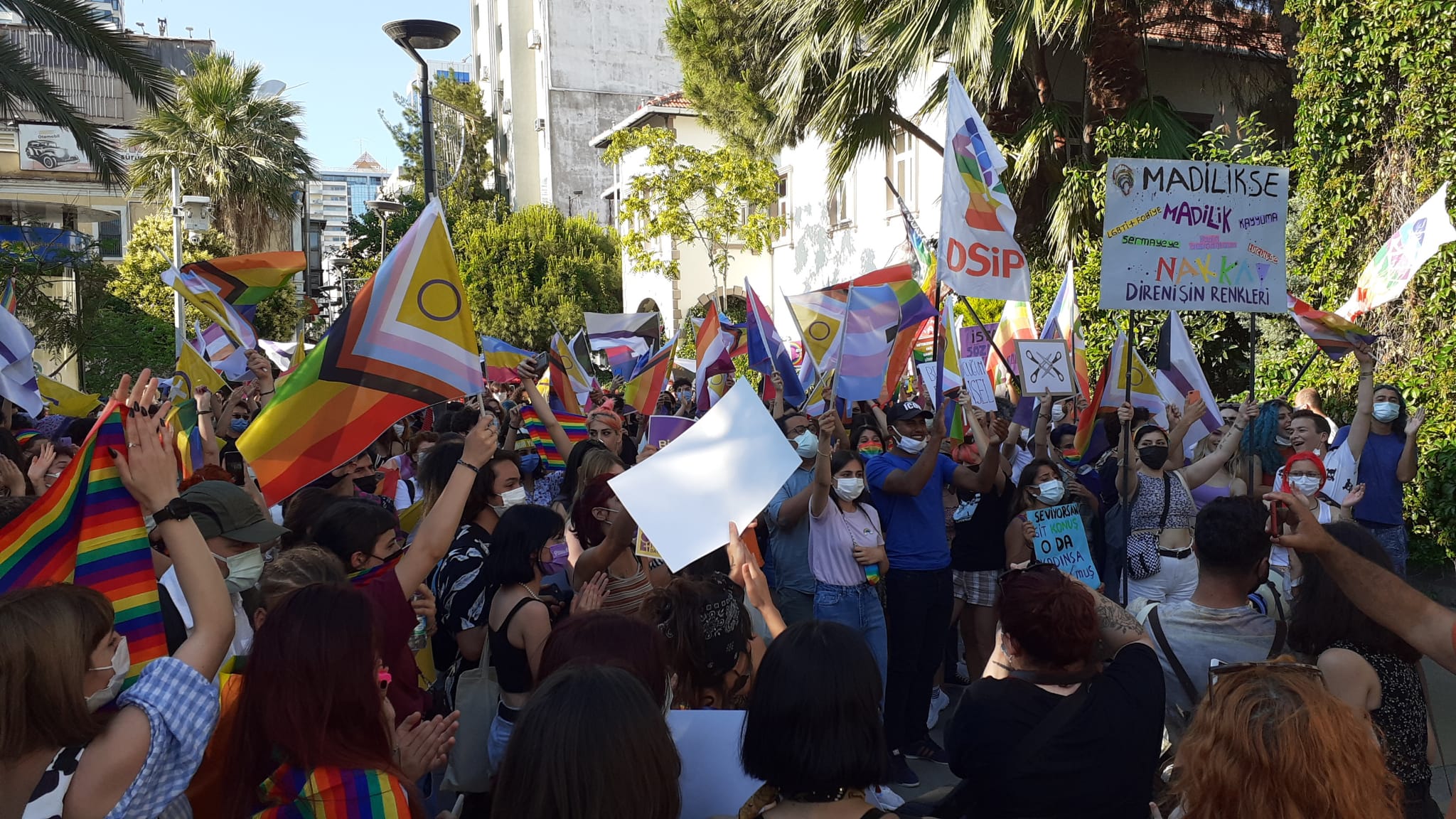 lgbti-lar-izmir-den-seslendi-lubunyalar-susmayacak-3 lgbti-lar-izmir-den-seslendi-lubunyalar-susmayacak-3