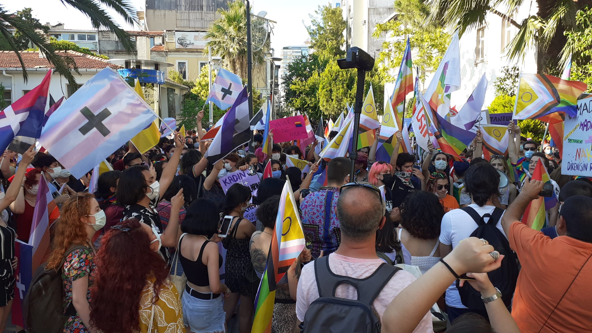 lgbti-lar-izmir-den-seslendi-lubunyalar-susmayacak-5 lgbti-lar-izmir-den-seslendi-lubunyalar-susmayacak-5