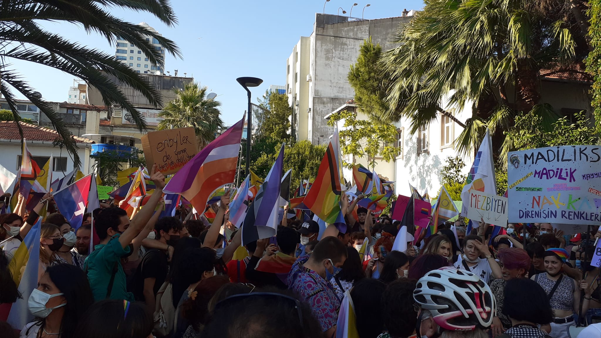 lgbti-lar-izmir-den-seslendi-lubunyalar-susmayacak-6 lgbti-lar-izmir-den-seslendi-lubunyalar-susmayacak-6