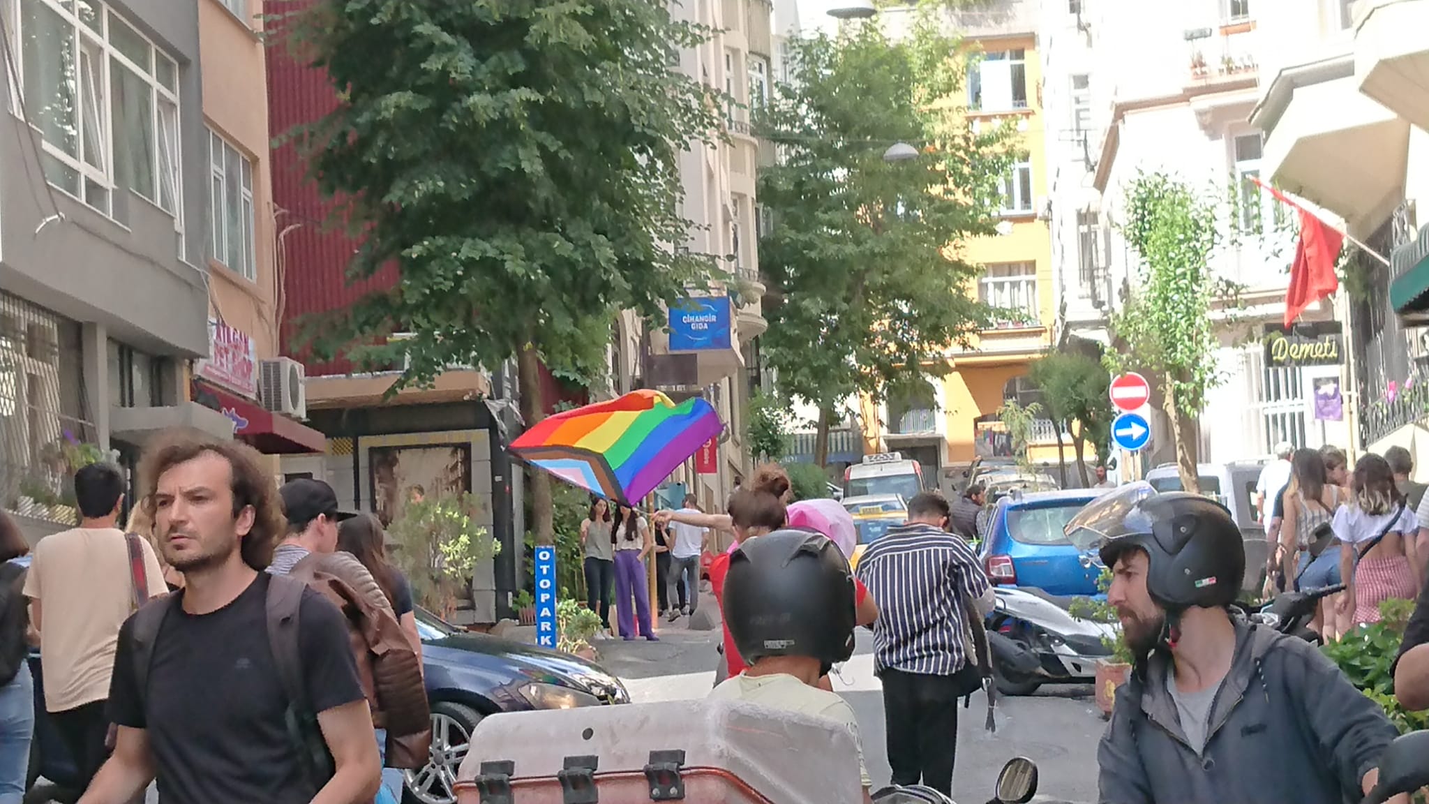 lgbti-lar-polis-saldirisini-asti-purtelas-ta-aciklama-okudu-dayanismayla-buradayiz-3 lgbti-lar-polis-saldirisini-asti-purtelas-ta-aciklama-okudu-dayanismayla-buradayiz-3