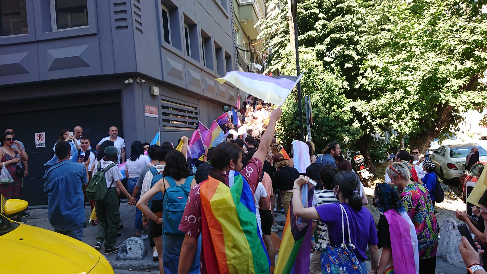 lgbti-lar-polis-saldirisini-asti-purtelas-ta-aciklama-okudu-dayanismayla-buradayiz-5 lgbti-lar-polis-saldirisini-asti-purtelas-ta-aciklama-okudu-dayanismayla-buradayiz-5