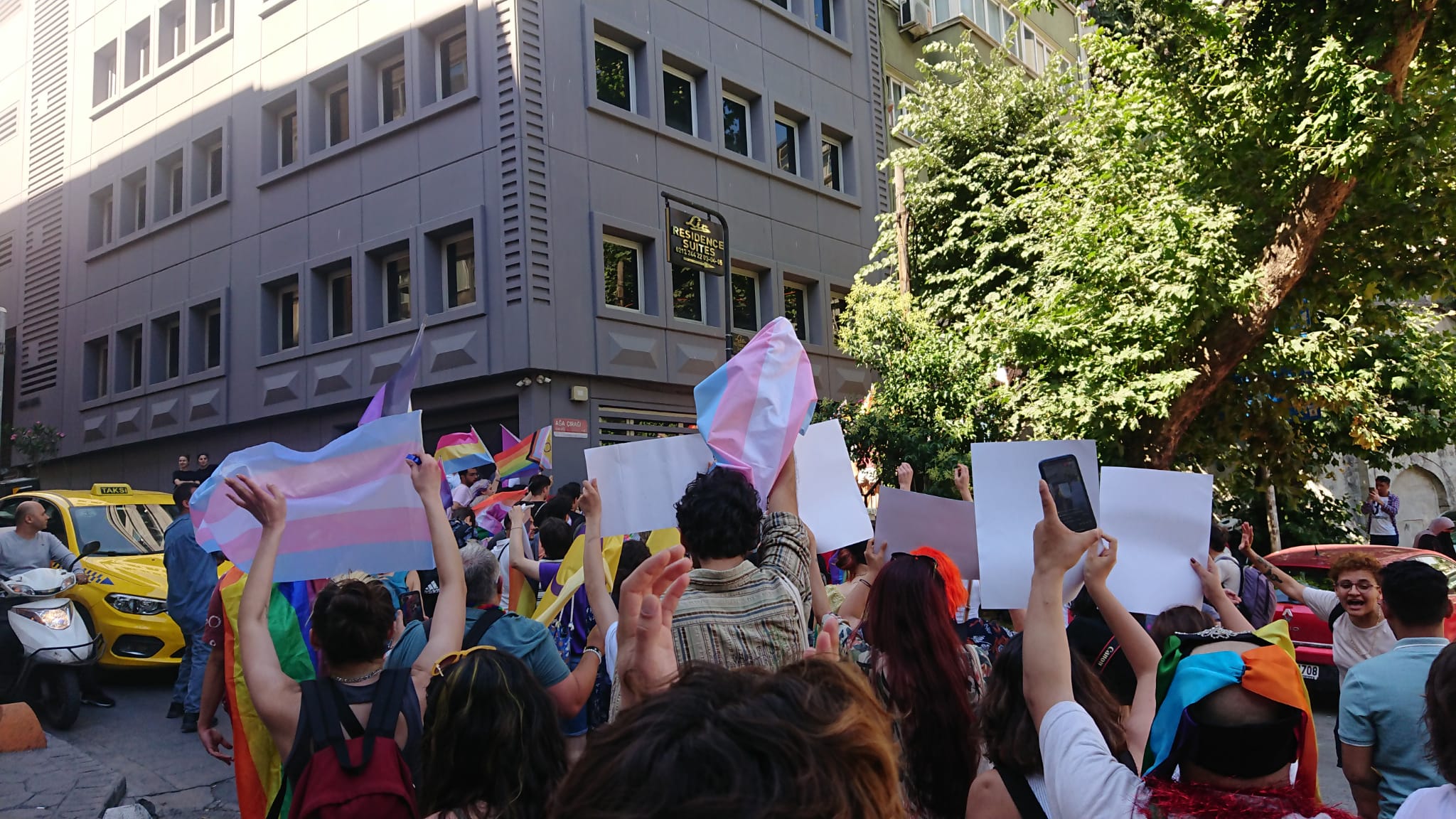 lgbti-lar-polis-saldirisini-asti-purtelas-ta-aciklama-okudu-dayanismayla-buradayiz-6 lgbti-lar-polis-saldirisini-asti-purtelas-ta-aciklama-okudu-dayanismayla-buradayiz-6