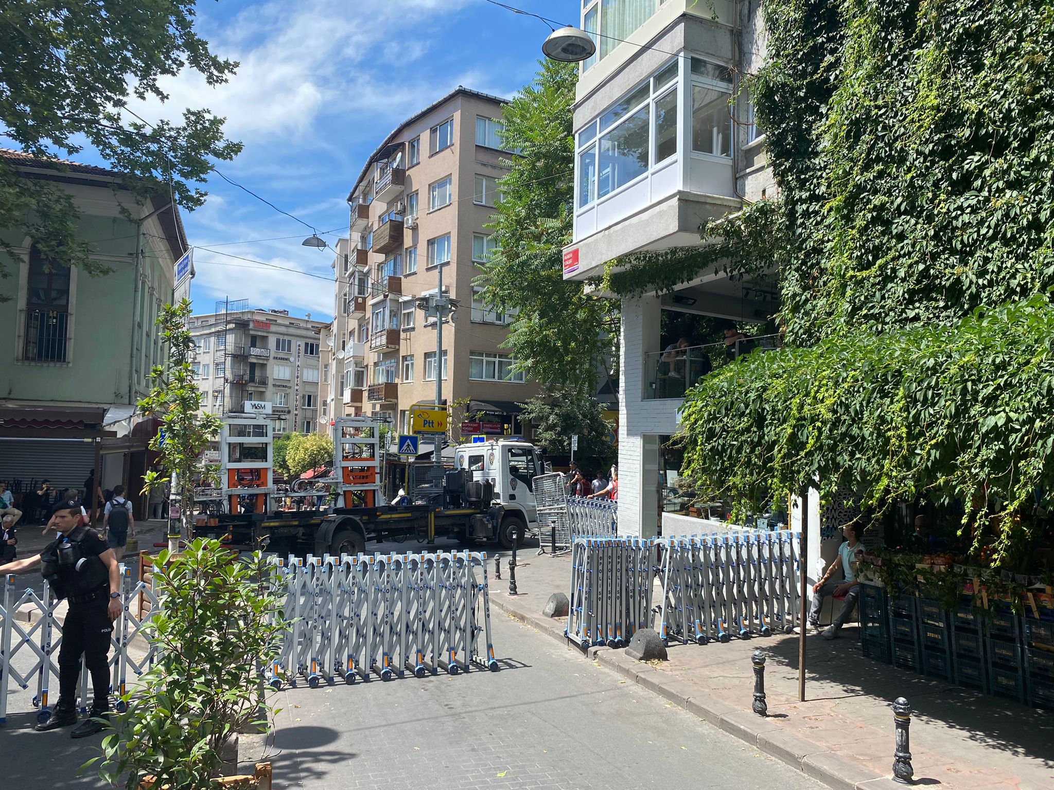 lgbti-larin-direnisi-polis-saldirisini-asti-bizim-gitmeye-hic-niyetimiz-yok-1 lgbti-larin-direnisi-polis-saldirisini-asti-bizim-gitmeye-hic-niyetimiz-yok-1