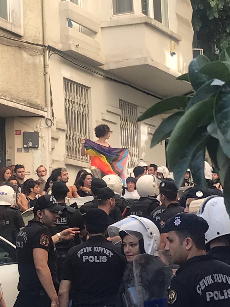 lgbti-larin-direnisi-polis-saldirisini-asti-bizim-gitmeye-hic-niyetimiz-yok-4 lgbti-larin-direnisi-polis-saldirisini-asti-bizim-gitmeye-hic-niyetimiz-yok-4