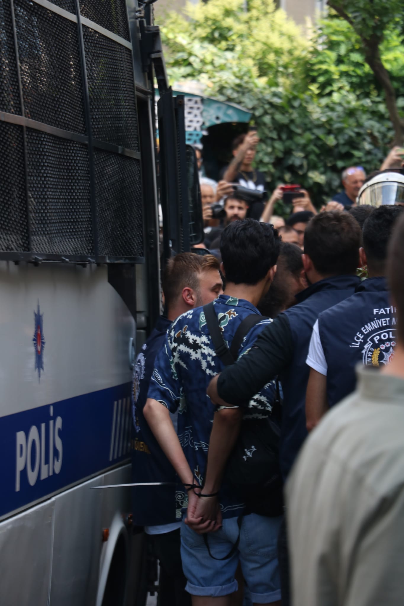 lgbti-larin-direnisi-polis-saldirisini-asti-bizim-gitmeye-hic-niyetimiz-yok-6 lgbti-larin-direnisi-polis-saldirisini-asti-bizim-gitmeye-hic-niyetimiz-yok-6