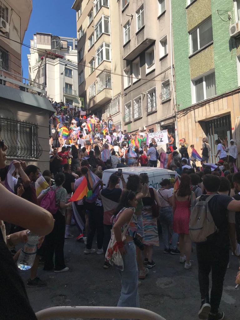 lgbti-larin-direnisi-polis-saldirisini-asti-bizim-gitmeye-hic-niyetimiz-yok-8 lgbti-larin-direnisi-polis-saldirisini-asti-bizim-gitmeye-hic-niyetimiz-yok-8