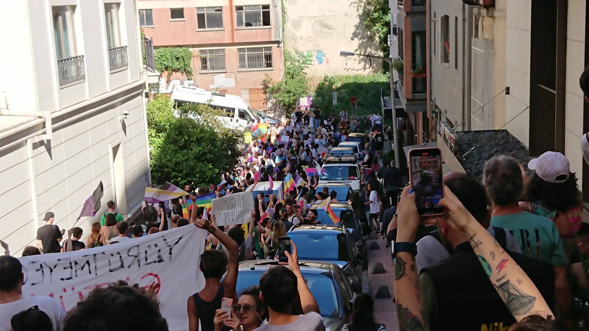lgbti-larin-direnisi-polis-saldirisini-asti-onur-yuruyusu-cihangir-i-turladi-7