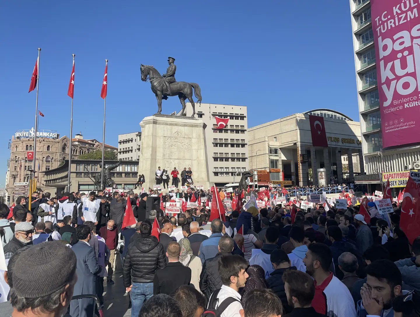 lgbti-larin-yurumesi-yasak-lgbti-dusmani-nefret-yuruyusu-serbest-1 lgbti-larin-yurumesi-yasak-lgbti-dusmani-nefret-yuruyusu-serbest-1