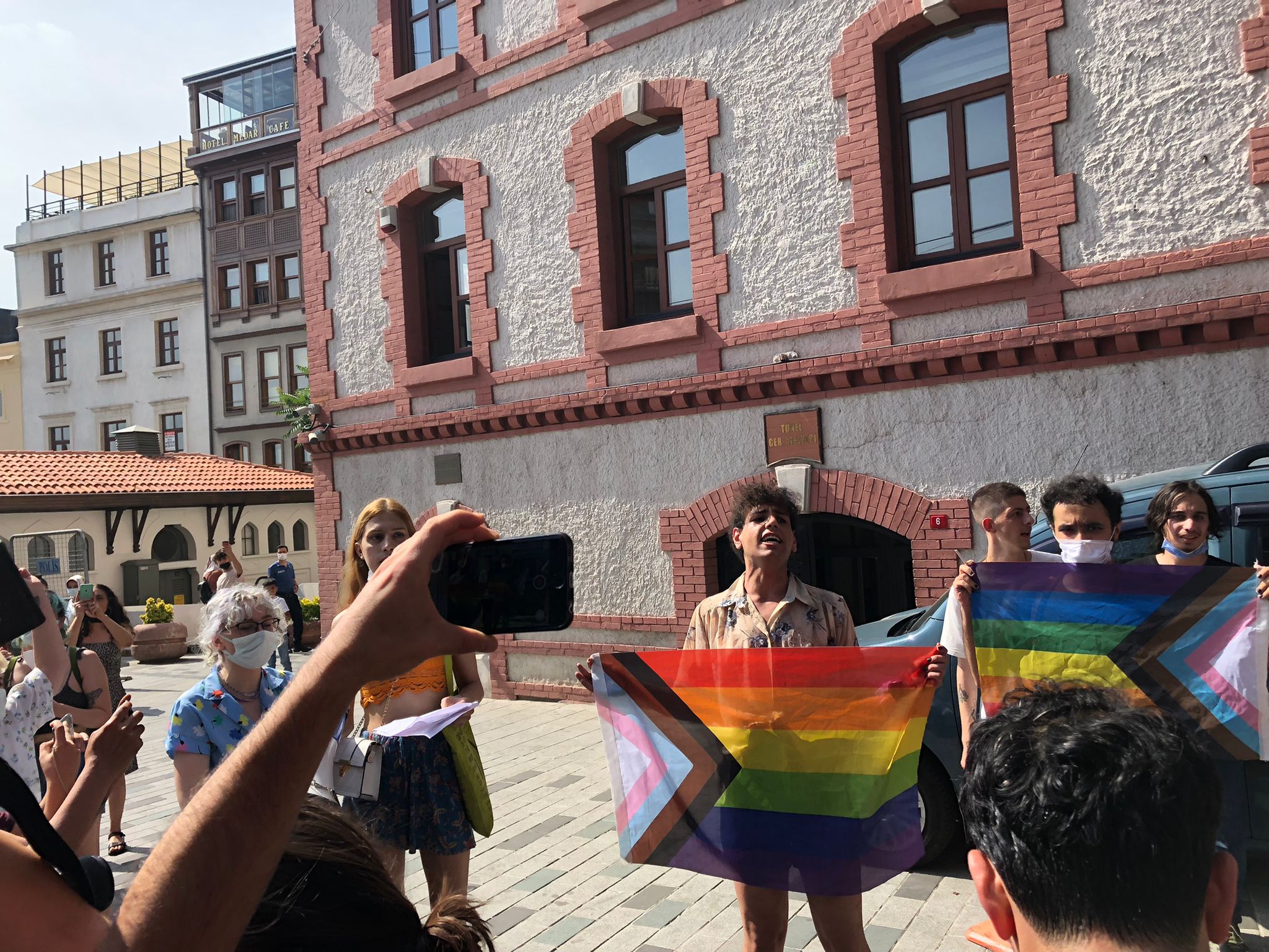 lgbti-onur-yuruyusu-polis-siddetini-asip-tunel-e-ulasti-3 lgbti-onur-yuruyusu-polis-siddetini-asip-tunel-e-ulasti-3