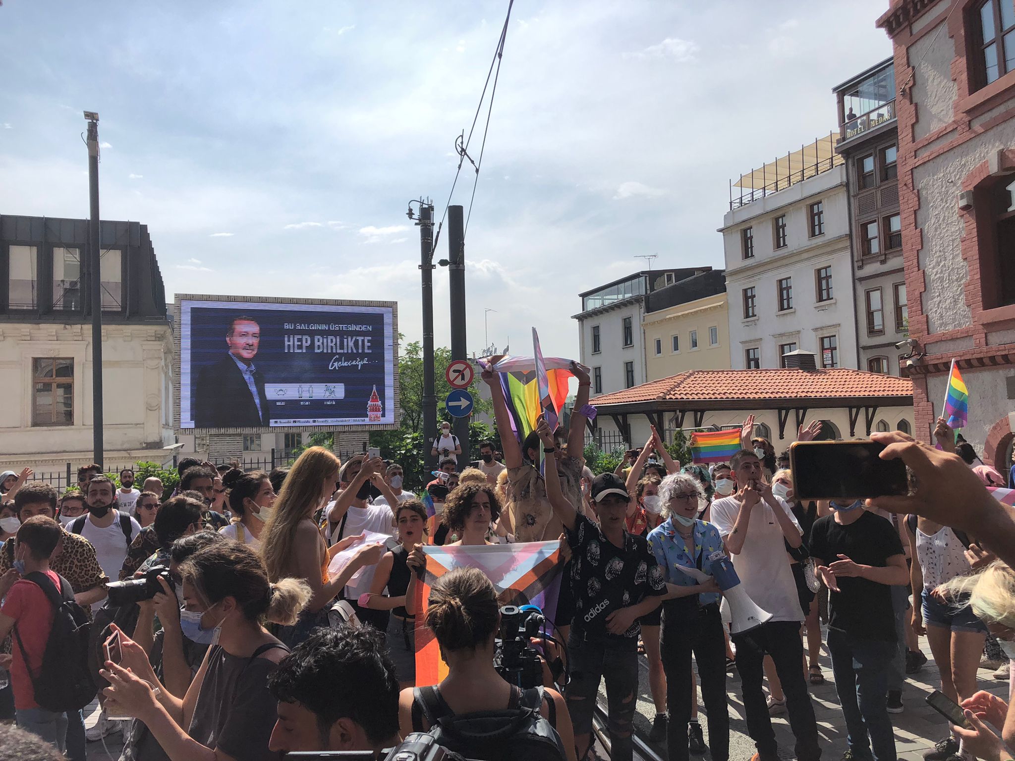 lgbti-onur-yuruyusu-polis-siddetini-asip-tunel-e-ulasti-5 lgbti-onur-yuruyusu-polis-siddetini-asip-tunel-e-ulasti-5