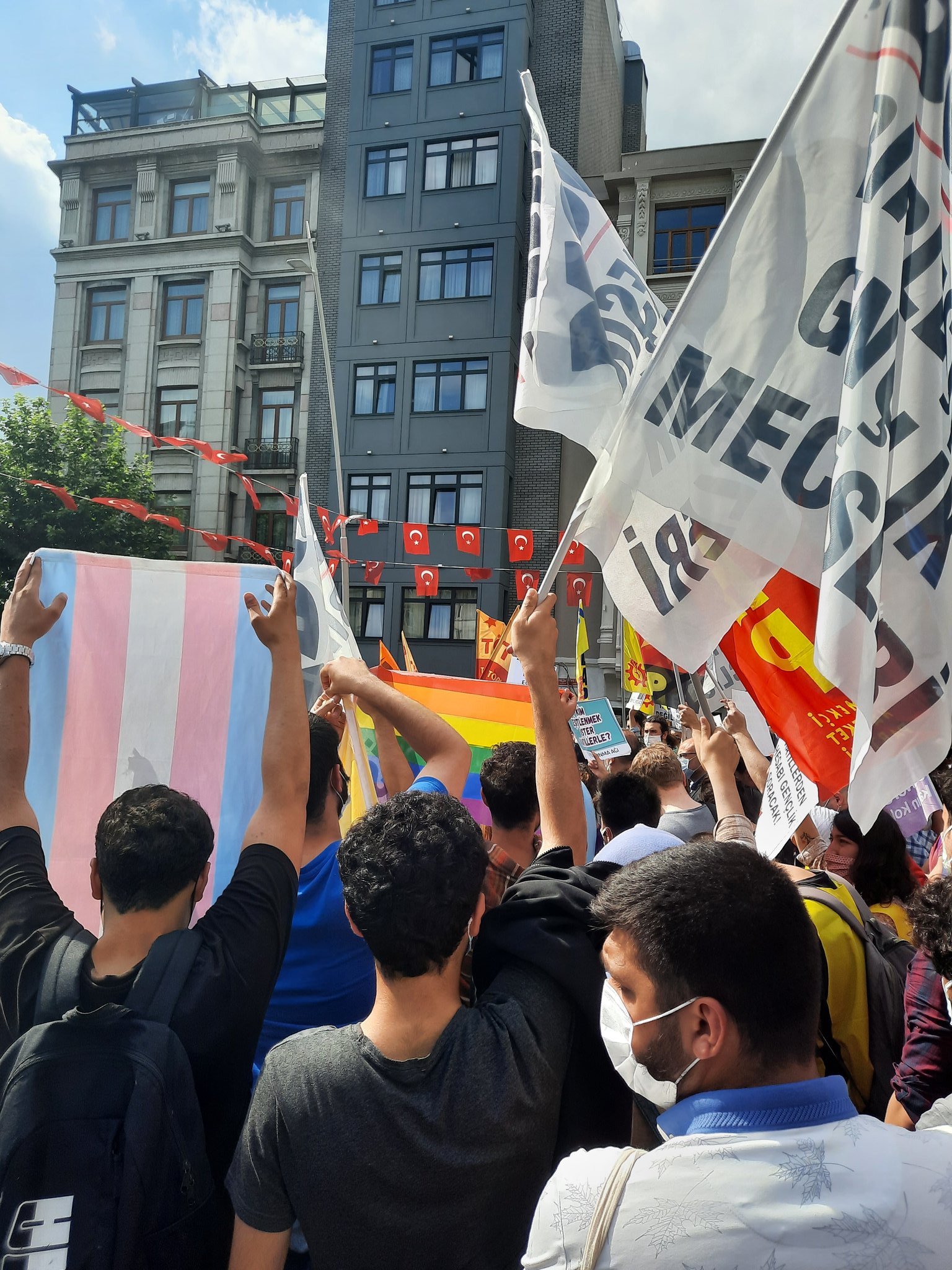 lgbti-orgutlerinden-hdp-ye-irkci-nefret-saldirisina-karsi-dayanisma-aciklamalari-1 lgbti-orgutlerinden-hdp-ye-irkci-nefret-saldirisina-karsi-dayanisma-aciklamalari-1