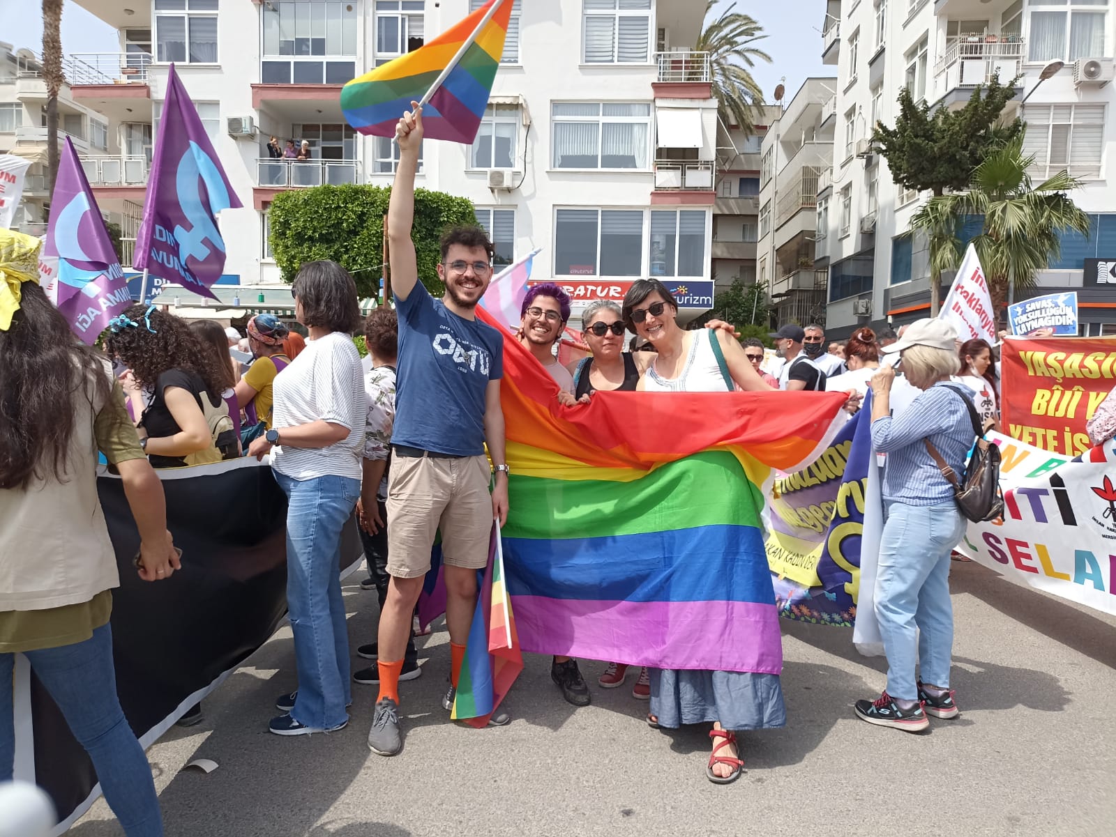 mersin-de-1-mayis-lgbti-lar-bayraklariyla-alanda-1