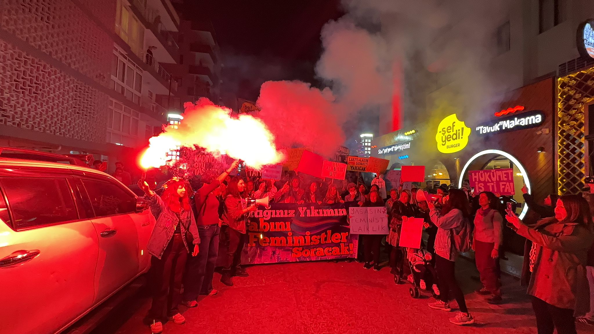 mersin-de-8-mart-yarattiginiz-yikimin-hesabini-feministler-soracak-1