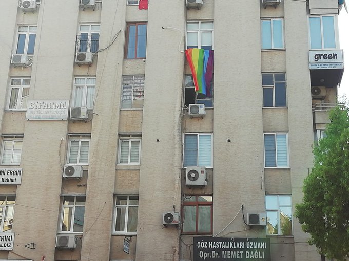 mersin-in-dort-bir-yaninda-gokkusagi-bayraklari-6 mersin-in-dort-bir-yaninda-gokkusagi-bayraklari-6