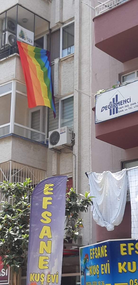 mersin-in-dort-bir-yaninda-gokkusagi-bayraklari-7 mersin-in-dort-bir-yaninda-gokkusagi-bayraklari-7