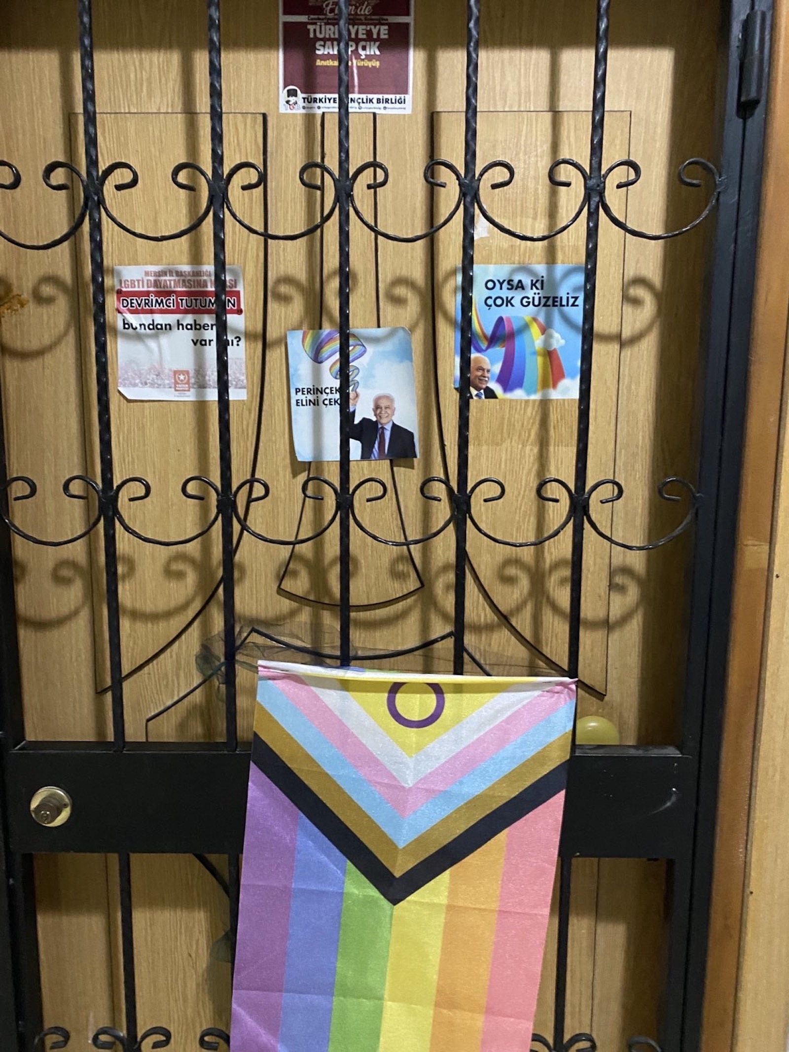 mersinli-lgbti-lar-vatan-partisi-ni-ziyaret-etti-perincek-elini-cek-1