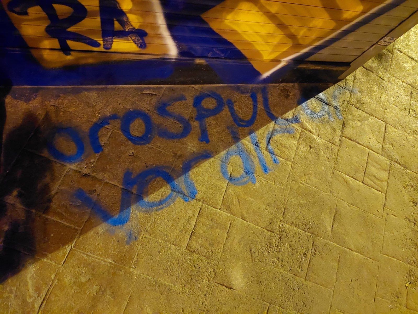polis-ablukasindaki-beyoglu-nun-duvarlari-konusuyor-lubunya-direnirken-cok-guzelsin-10 polis-ablukasindaki-beyoglu-nun-duvarlari-konusuyor-lubunya-direnirken-cok-guzelsin-10