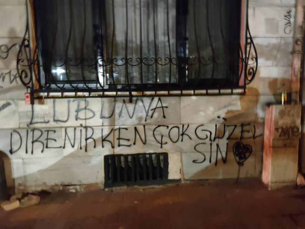 polis-ablukasindaki-beyoglu-nun-duvarlari-konusuyor-lubunya-direnirken-cok-guzelsin-12 polis-ablukasindaki-beyoglu-nun-duvarlari-konusuyor-lubunya-direnirken-cok-guzelsin-12