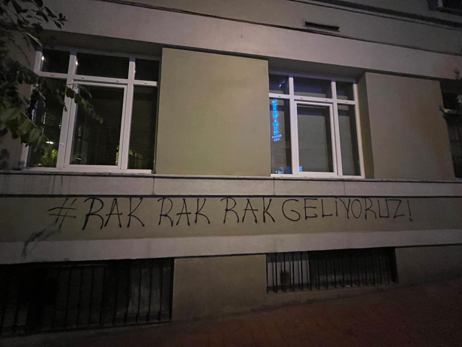 polis-ablukasindaki-beyoglu-nun-duvarlari-konusuyor-lubunya-direnirken-cok-guzelsin-2 polis-ablukasindaki-beyoglu-nun-duvarlari-konusuyor-lubunya-direnirken-cok-guzelsin-2